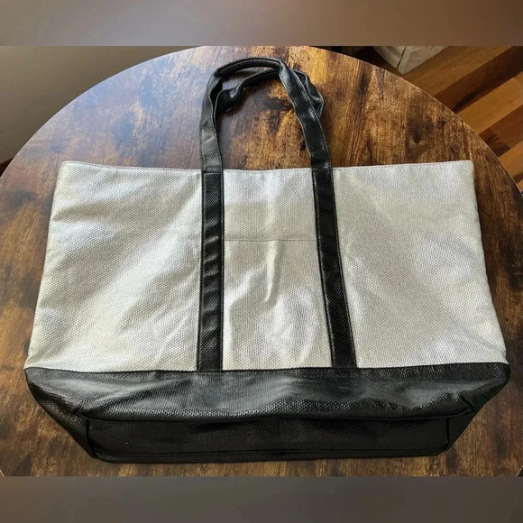 Victoria’s Secret | Limited Edition Silver
Weekender Tote Bag 2017. - Picture 12 of 16